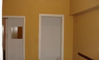 atipico departamento de treas ambientes con patio y pileta