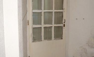 atipico departamento de treas ambientes con patio y pileta