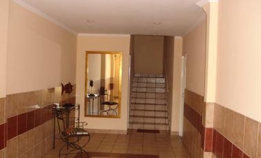 atipico departamento de treas ambientes con patio y pileta
