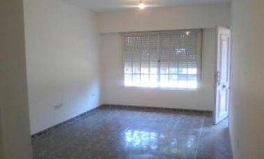 Castelar 4 Amb. Muy Bien Inst.-Cochera 2 AUTOS FDO. $ 7000
