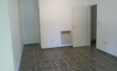 Castelar 4 Amb. Muy Bien Inst.-Cochera 2 AUTOS FDO. $ 7000