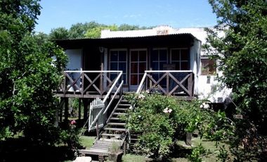 DELTA:RIO CARAPACHAY AL 700: 2 CASAS TIPICAS ISLERAS SOBRE L