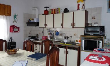 AMPLIA CASA PARA 3 FAMILIAS A 5 CUADRAS DE FERIA ?LA SALADA
