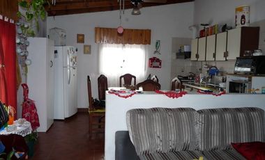 AMPLIA CASA PARA 3 FAMILIAS A 5 CUADRAS DE FERIA ?LA SALADA
