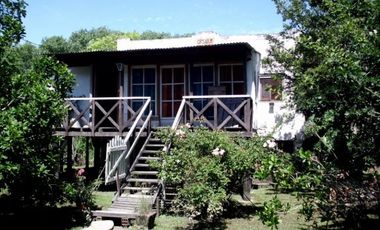 DELTA:RIO CARAPACHAY AL 700: 2 CASAS TIPICAS ISLERAS SOBRE L