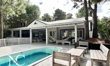 Casa en venta Costa Esmeralda estilo californiana