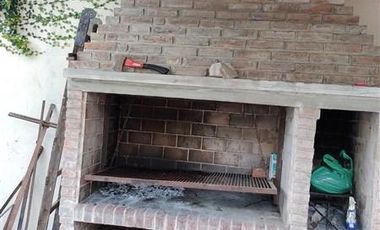 Casa en venta - 2 dormitorios 2 baños 4 cocheras - 250Mts2 - Villa Elvira [FINANCIADA]