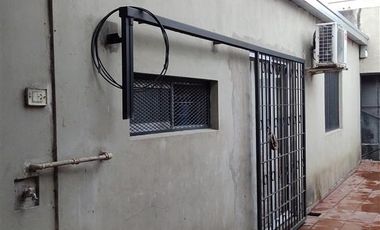 Casa en venta - 2 dormitorios 2 baños 4 cocheras - 250Mts2 - Villa Elvira [FINANCIADA]