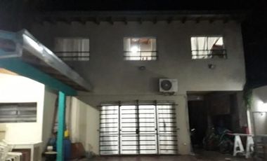Casa en venta - 2 dormitorios 2 baños 4 cocheras - 250Mts2 - Villa Elvira [FINANCIADA]