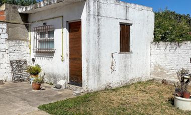 Chalet 2 ambientes con garage y dependencias