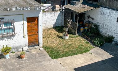 Chalet 2 ambientes con garage y dependencias