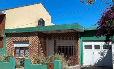Chalet 2 ambientes con garage y dependencias