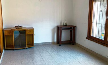 Chalet 2 ambientes con garage y dependencias