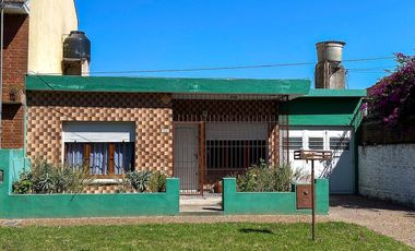 Chalet 2 ambientes con garage y dependencias