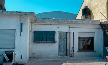 Chalet 2 ambientes con garage y dependencias