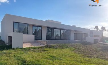 Casa en venta de calidad 3 dormitorios con pileta frente al golf Puerto Roldan