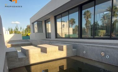 Casa en venta de calidad 3 dormitorios con pileta frente al golf Puerto Roldan