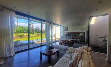 Casa en venta de calidad 3 dormitorios con pileta frente al golf Puerto Roldan