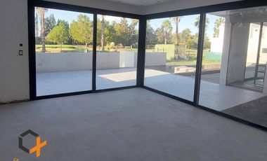 Casa en venta de calidad 3 dormitorios con pileta frente al golf Puerto Roldan