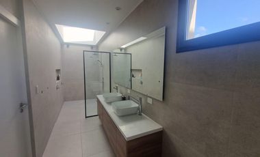 Casa en venta de calidad 3 dormitorios con pileta frente al golf Puerto Roldan