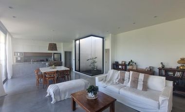 Casa en venta de calidad 3 dormitorios con pileta frente al golf Puerto Roldan