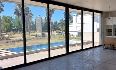 Casa en venta de calidad 3 dormitorios con pileta frente al golf Puerto Roldan