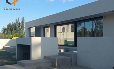 Casa en venta de calidad 3 dormitorios con pileta frente al golf Puerto Roldan