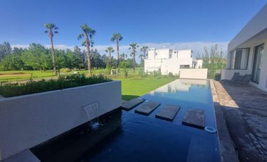 Casa en venta de calidad 3 dormitorios con pileta frente al golf Puerto Roldan