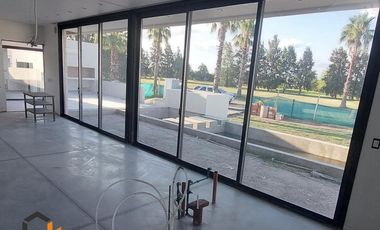 Casa en venta de calidad 3 dormitorios con pileta frente al golf Puerto Roldan