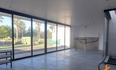 Casa en venta de calidad 3 dormitorios con pileta frente al golf Puerto Roldan