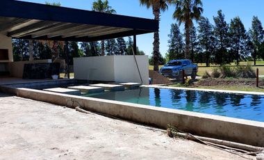 Casa en venta de calidad 3 dormitorios con pileta frente al golf Puerto Roldan