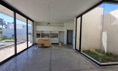 Casa en venta de calidad 3 dormitorios con pileta frente al golf Puerto Roldan