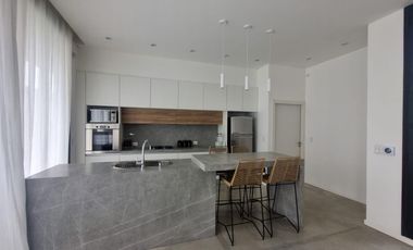 Casa en venta de calidad 3 dormitorios con pileta frente al golf Puerto Roldan