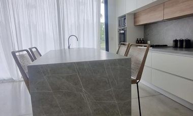 Casa en venta de calidad 3 dormitorios con pileta frente al golf Puerto Roldan