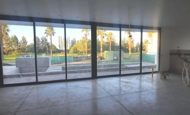 Casa en venta de calidad 3 dormitorios con pileta frente al golf Puerto Roldan