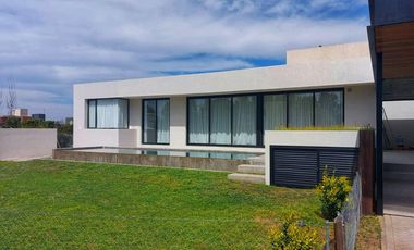 Casa en venta de calidad 3 dormitorios con pileta frente al golf Puerto Roldan