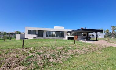 Casa en venta de calidad 3 dormitorios con pileta frente al golf Puerto Roldan