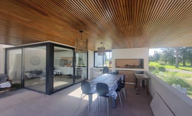 Casa en venta de calidad 3 dormitorios con pileta frente al golf Puerto Roldan