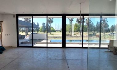 Casa en venta de calidad 3 dormitorios con pileta frente al golf Puerto Roldan