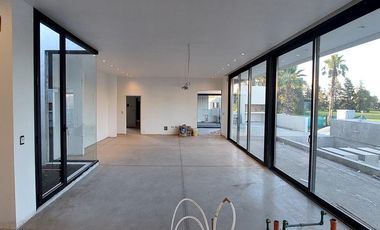 Casa en venta de calidad 3 dormitorios con pileta frente al golf Puerto Roldan