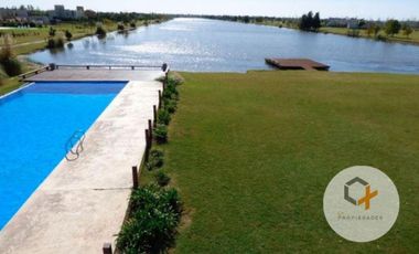Casa en venta de calidad 3 dormitorios con pileta frente al golf Puerto Roldan