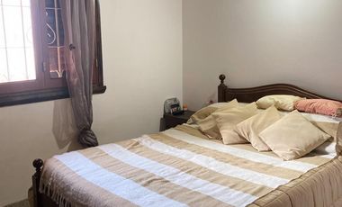 Gran chalet 4 ambientes, sobre dos lotes