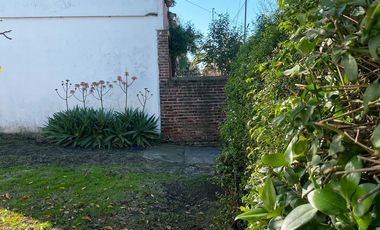 Gran chalet 4 ambientes, sobre dos lotes