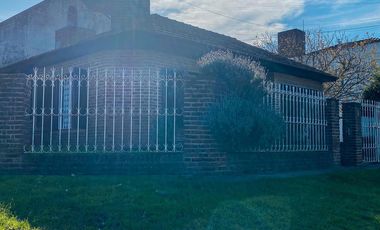 Gran chalet 4 ambientes, sobre dos lotes