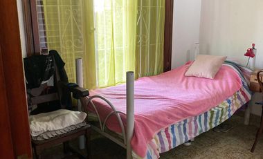 Gran chalet 4 ambientes, sobre dos lotes