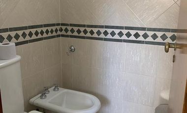 Casa en venta de cuatro dormitorios en Alejandro Centeno, Zona Norte