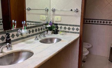 Casa en venta de cuatro dormitorios en Alejandro Centeno, Zona Norte