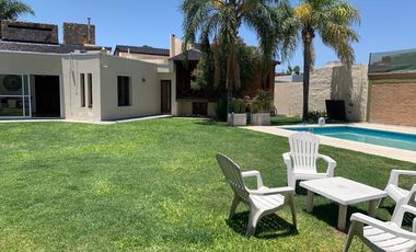 Casa en venta de cuatro dormitorios en Alejandro Centeno, Zona Norte