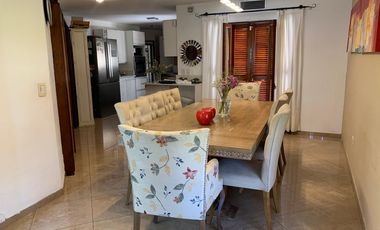 Casa en venta de cuatro dormitorios en Alejandro Centeno, Zona Norte
