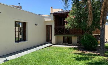 Casa en venta de cuatro dormitorios en Alejandro Centeno, Zona Norte